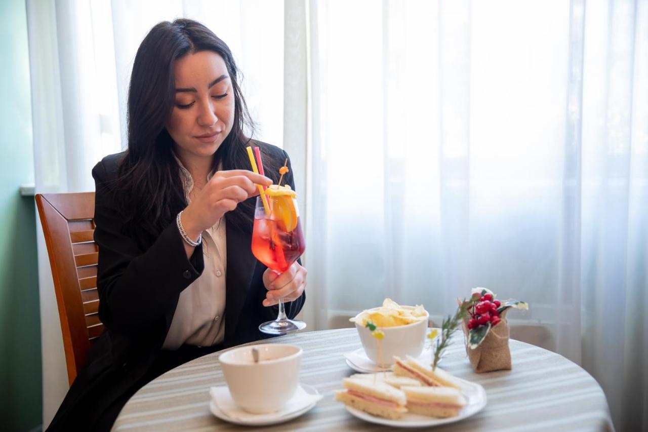 Hotel Vittoria Sondrio Kültér fotó